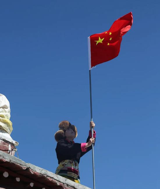 恒大球迷高举旗帜庆贺，晋级之路前程无限