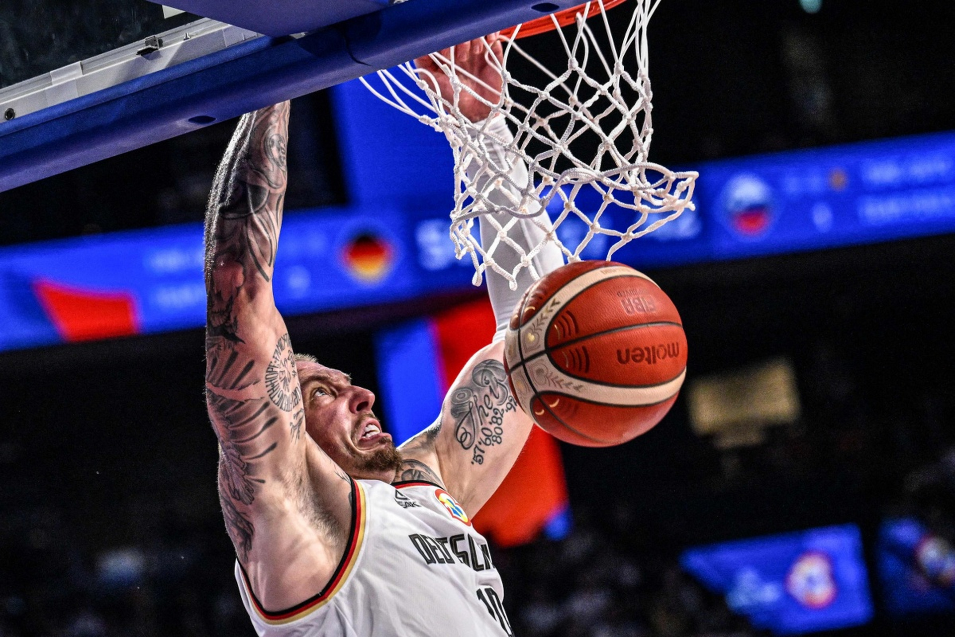 包含斯洛文尼亚大胜，小组榜首稳步领先的词条